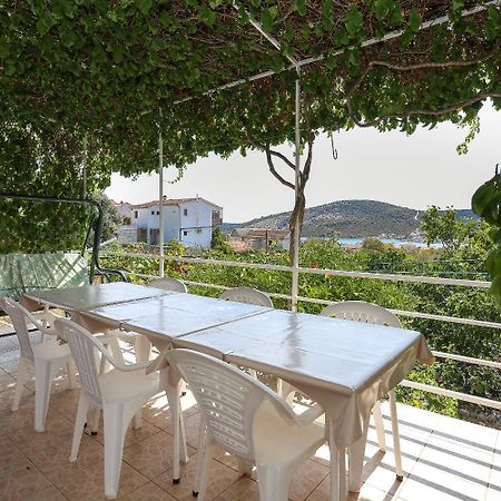 Holiday Home Marcelo-With Terrace Vinisce Exterior photo